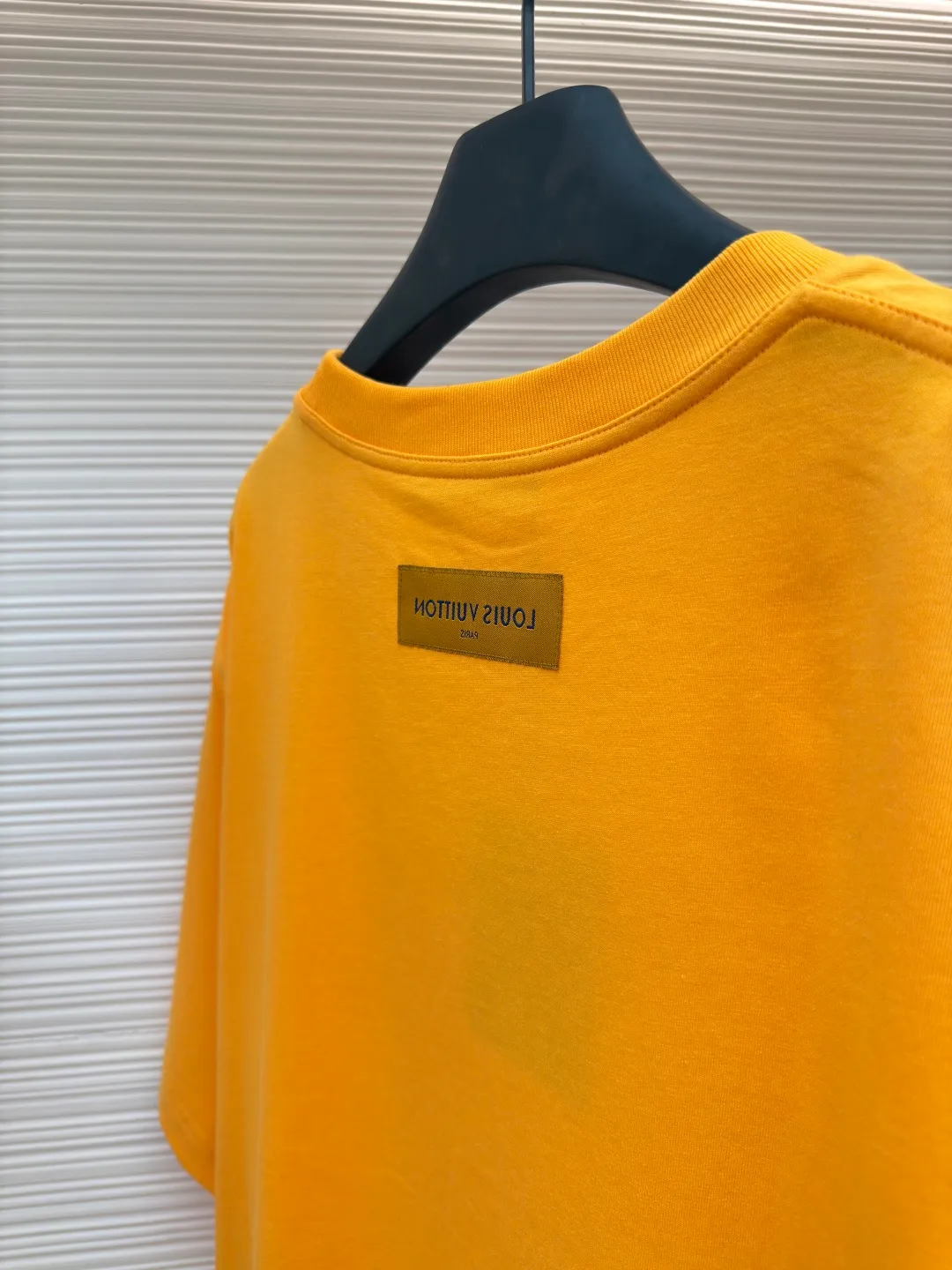 LOUISVUITTON embossed small label T-shirt ●Authentic product: purchased and developed by 5450 ●Item number: 1680101-A00 ●Fabric: pure cotton fabric ●Technology: embossed production ●Version: fitted version ●Weight: about 335 grams ●Size: XS-S-M-L ●Description: Fabric is 40S/2 Double-strand smooth cotton plain weave, dust-free wool processing; matching 40s single-strand combed cotton, 280g cylindrical machine rib. The front panel is stamped and filled. After low-temperature stamping with a steel stamp, the inside is filled with foam cotton. The bottom surface is directly sealed with low-temperature hot melt glue at 80 degrees Celsius. The integrated machine operation makes the relief pattern three-dimensional and full and stylish. High-quality products require natural and beautiful products. The overall wiring is straight and delicate, the fabric is comfortable and soft, and the color is consistent without color difference. It can be matched with the same style to create a fashionable look and control various occasions. Customized accessories, complete with three standards, same style for men and women!